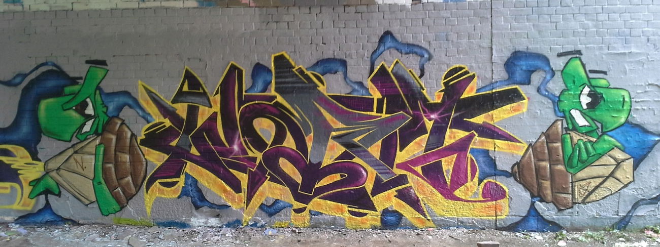 Graffiti Wall - Photo by StanLee - swa, bdtn, worm