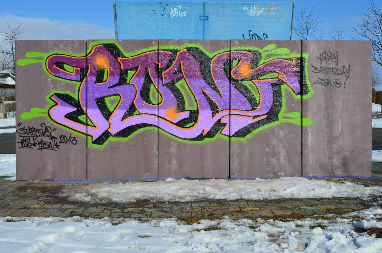 Graffiti Wall - Photo by Startwo - RON