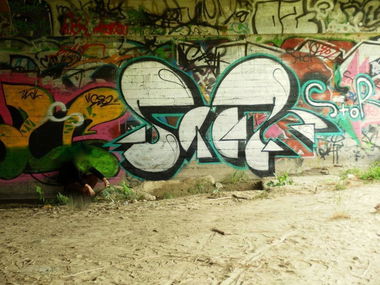 Graffiti Wall - Photo by StoroviC - Chrome/Black/Esmeralda (2013)