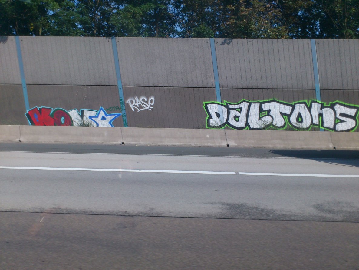 Graffiti Bombing in Frankfurt - Photo by Streetfileslena - daltons