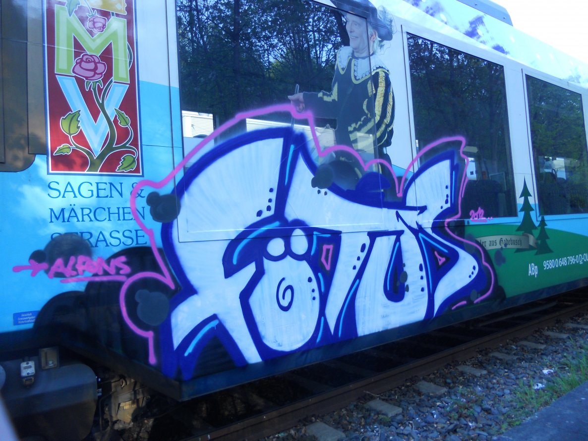 Graffiti Train in Madrid - Photo by Streetfileslena (2012)