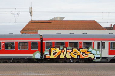 Graffiti Train - Photo by StuggiBoogie - Bonze