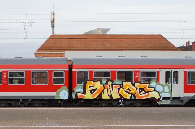 Graffiti Train - Photo by StuggiBoogie - Bonze