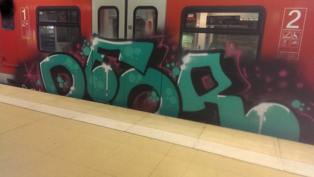 Graffiti Train - Photo by StuggiBoogie - Deor