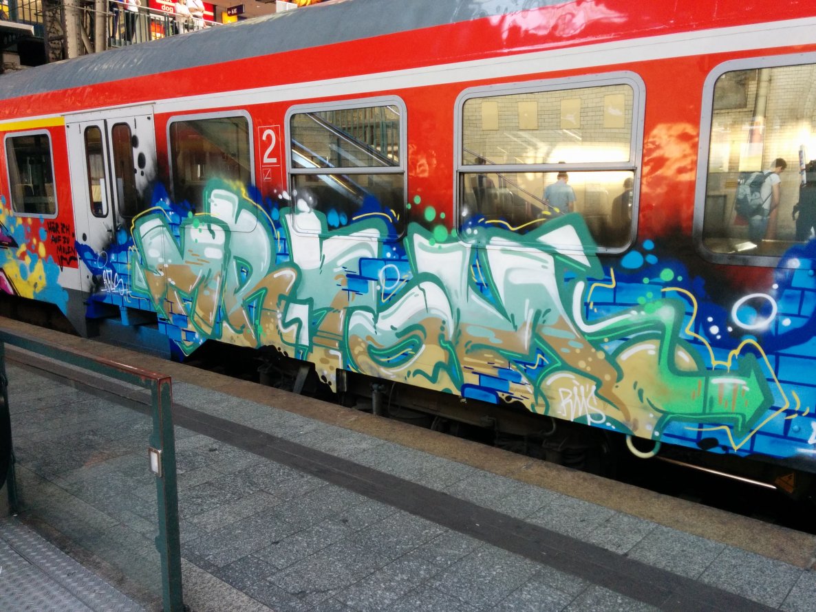 Graffiti Train - Photo by Suio - Mr, Tom, Mr.