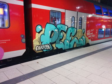 Graffiti Train - Photo by Suio - Pee, Enkays, r.