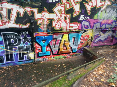 Graffiti Wall - Photo by Suio - yugo, green, Hamburg (2014)