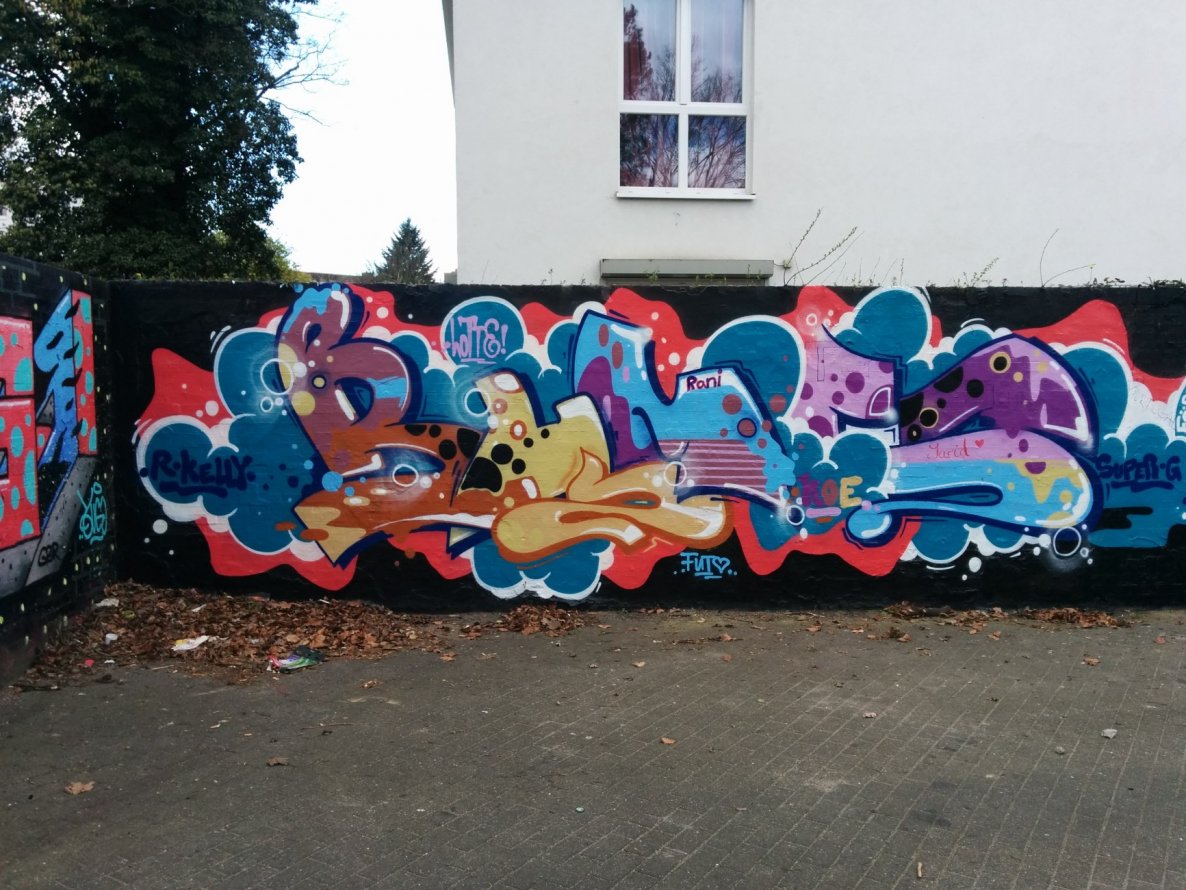 Graffiti Wall in Hamburg - Photo by Suio - Bums (2015)
