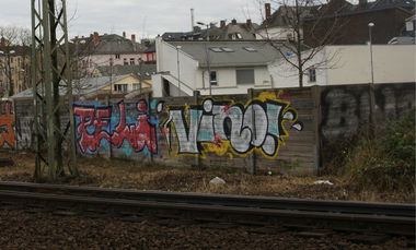 Graffiti Bombing in Frankfurt - Photo by SuperBoy1312 - peli, vino