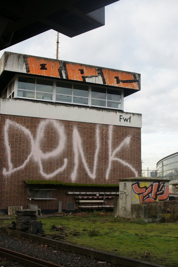 Graffiti Bombing - Photo by SuperBoy1312 - denk, opc, tek