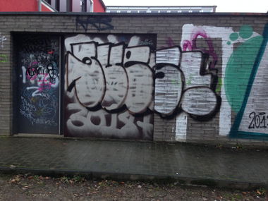 Graffiti Bombing - Photo by SuppenSoldat - Ques, Hamburg, 2014 (2014)
