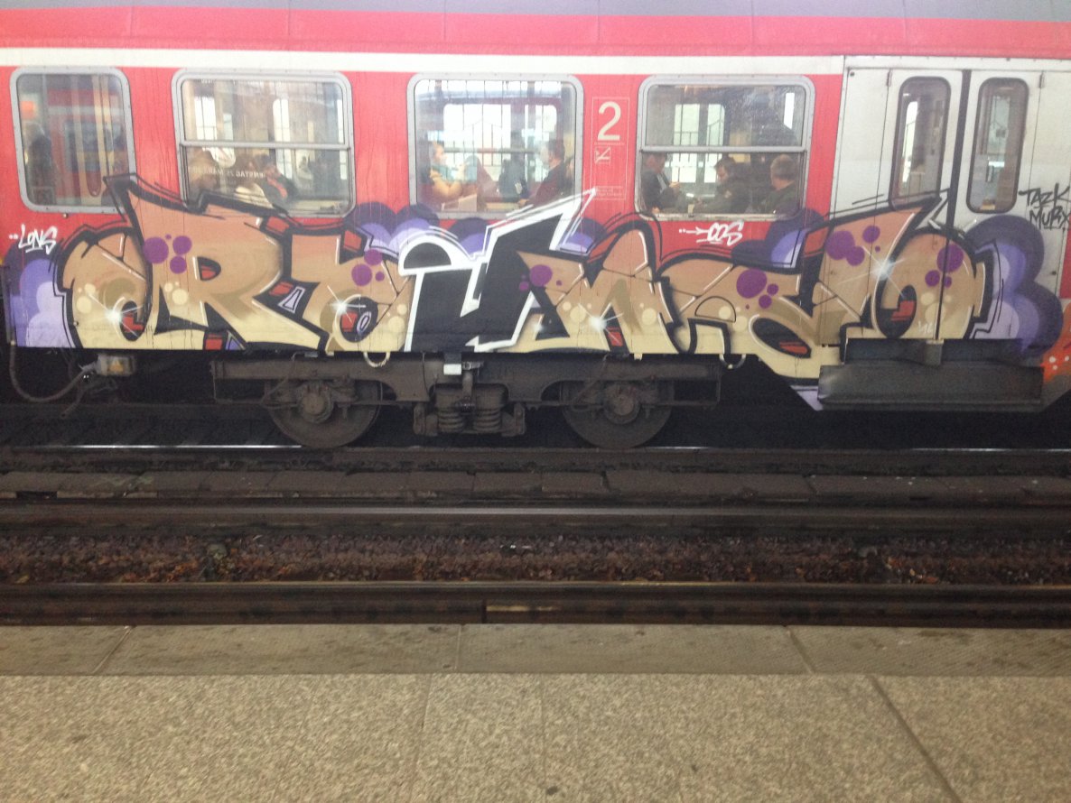 Graffiti Train in Hamburg - Photo by SuppenSoldat - Round, Lons, Cos (2014)