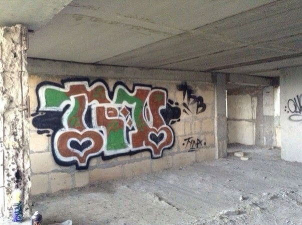 Graffiti Wall - Photo by TBWSLAEDO (2013)