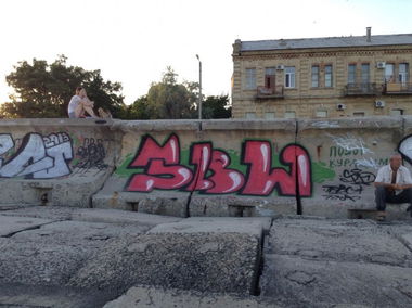 Graffiti Bombing - Photo by TBWSLAEDO - tbw (2013)