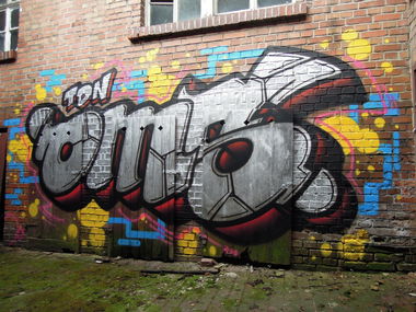 Graffiti Bombing - Photo by TDN - oms, mos, som (2014)