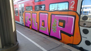 Graffiti Train - Photo by TagHagel - Flop, pgv (2017)