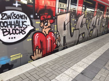 Graffiti Train - Photo by TagHagel - Zwischen, Hochhaus, Blocks (2016)