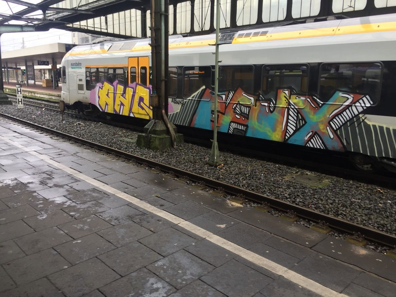 Graffiti Train - Photo by TagHagel - Ahq, urgh, faux (2018)