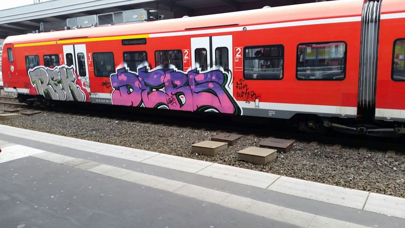 Graffiti Train - Photo by TagHagel - REK, DEBS (2015)