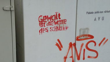 Graffiti Street Art - Photo by TagHagel - Gewalt, ist, die (2016)