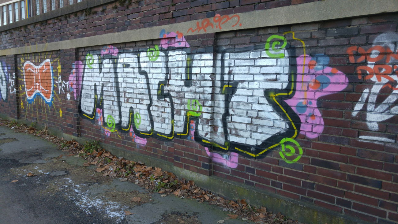 Graffiti Bombing - Photo by TagHagel - Macht, shy, essen
