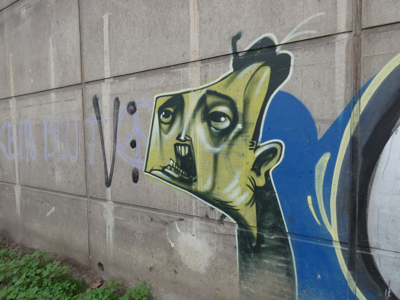 Graffiti Bombing - Photo by TagHagel - character, zombie, echo