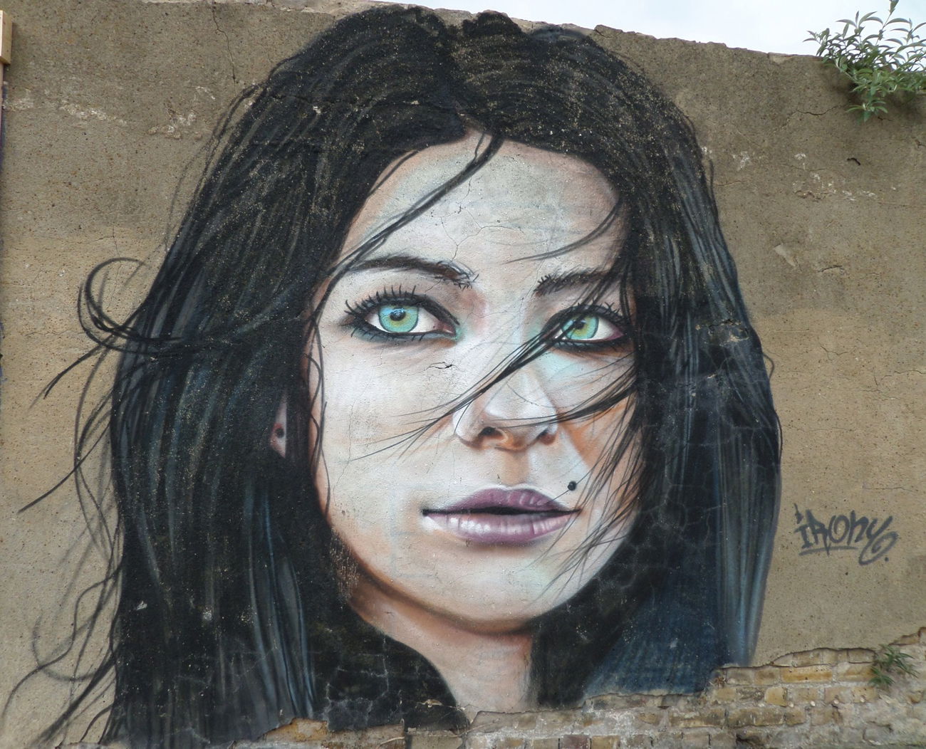 Graffiti Wall in London docklands - Photo by Tamz (2014)