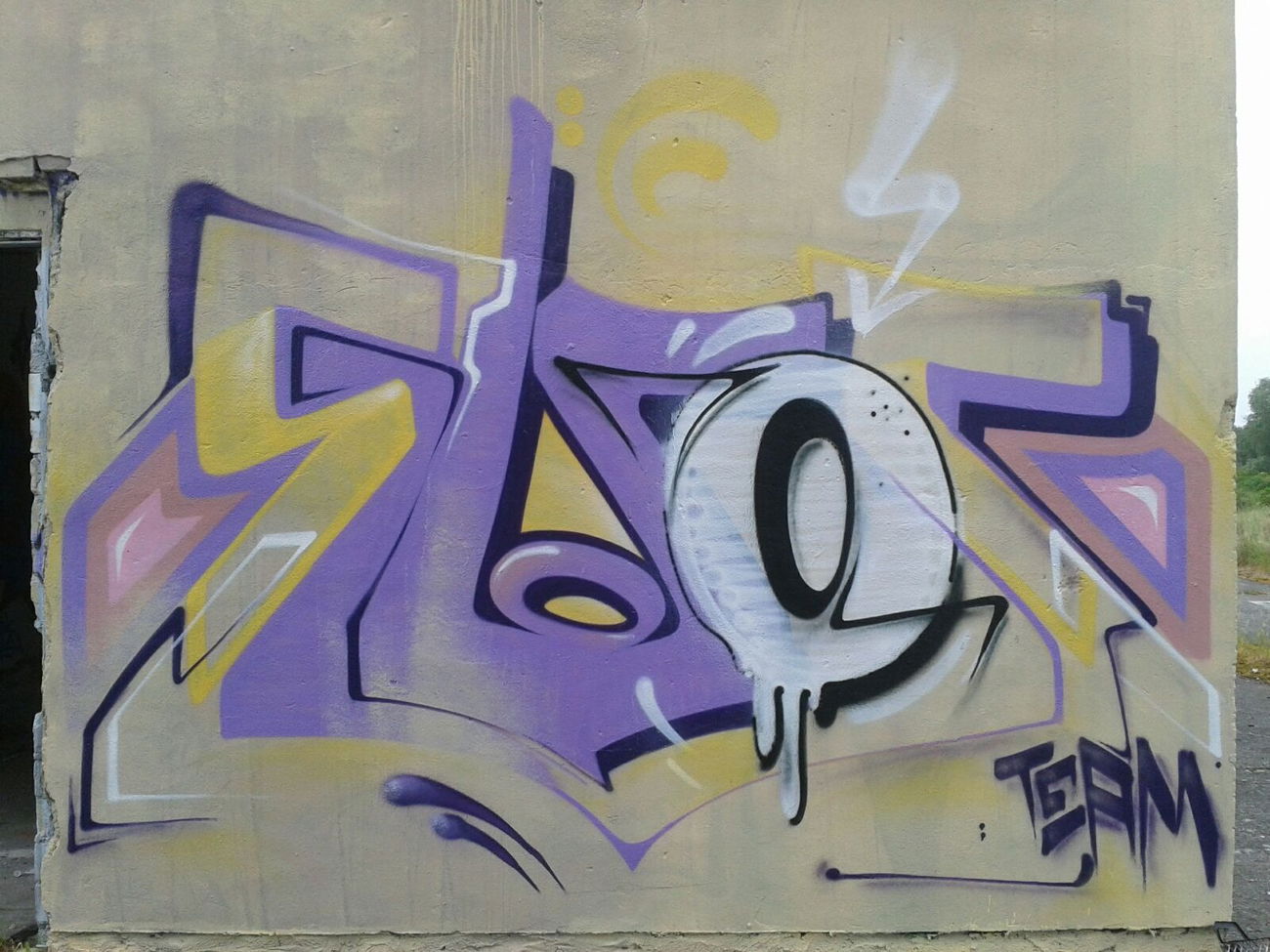 Graffiti Wall - Photo by TeamEwos - TEAMEWOS (2016)