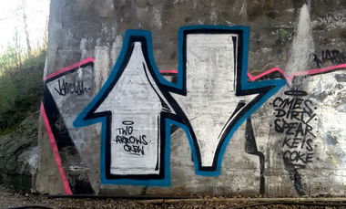 Graffiti Bombing in Toruń - Photo by TheCokesOne - two, arrows, 2arrows (2016)