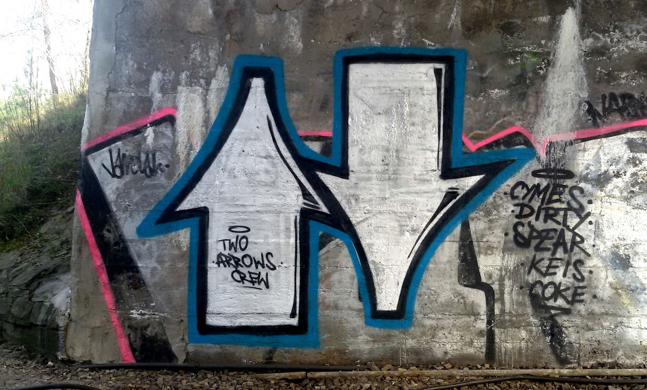 Graffiti Bombing in Toruń - Photo by TheCokesOne - two, arrows, 2arrows (2016)