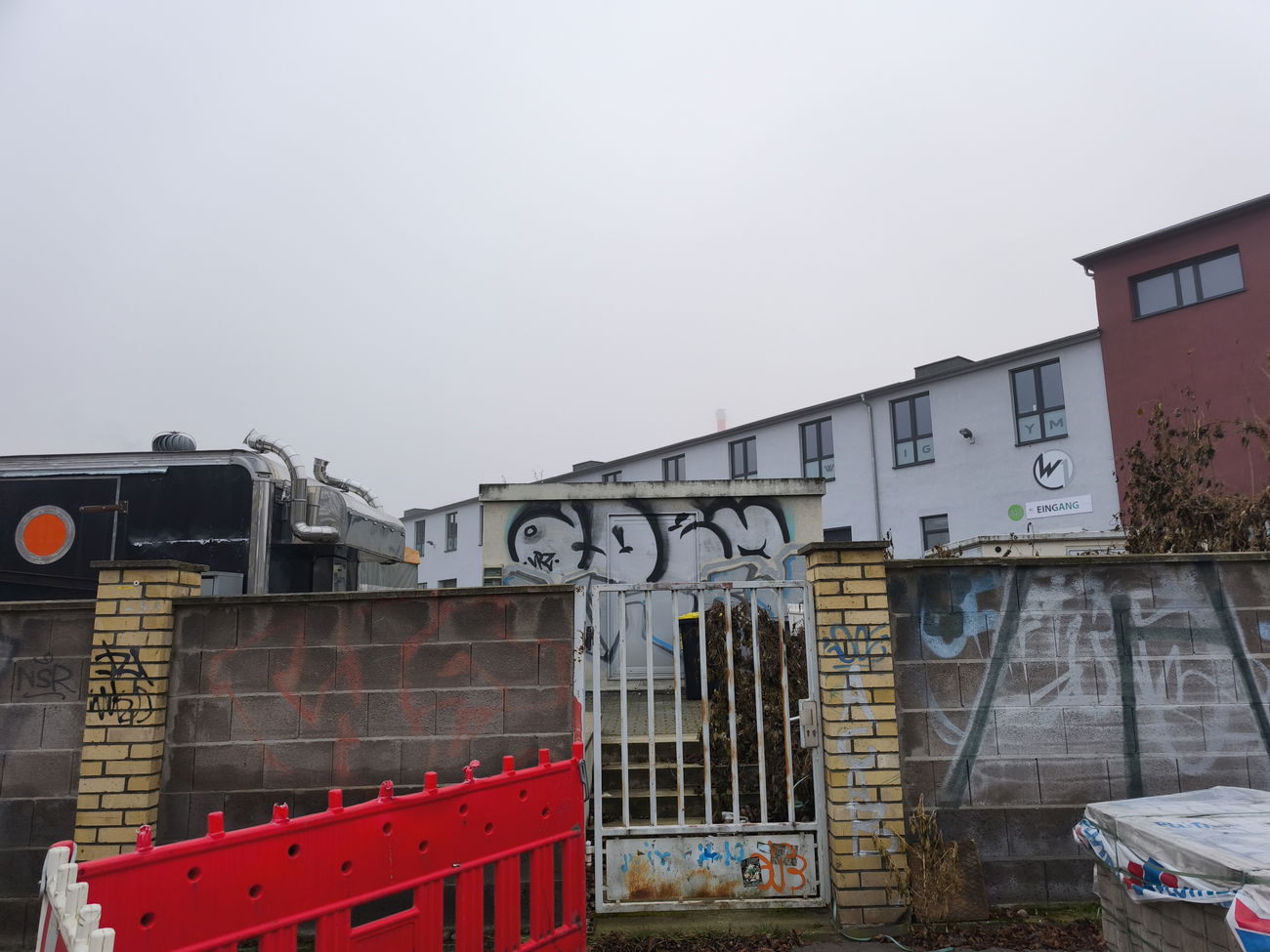 Graffiti Bombing - Photo by TheWallHunter - leipzig, idem, chrome