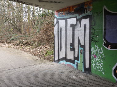 Graffiti Bombing - Photo by TheWallHunter - leipzig, idem