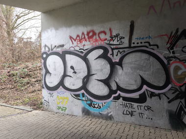 Graffiti Bombing - Photo by TheWallHunter - leipzig, idem