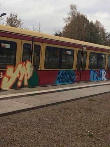 Graffiti Train - Photo by TheYops - yops (2013)