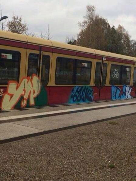 Graffiti Train - Photo by TheYops - yops (2013)