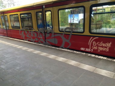 Graffiti Train - Photo by TheYops - bubar