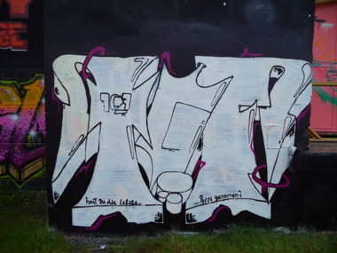 Graffiti Wall - Photo by ThuGliFe - tgf