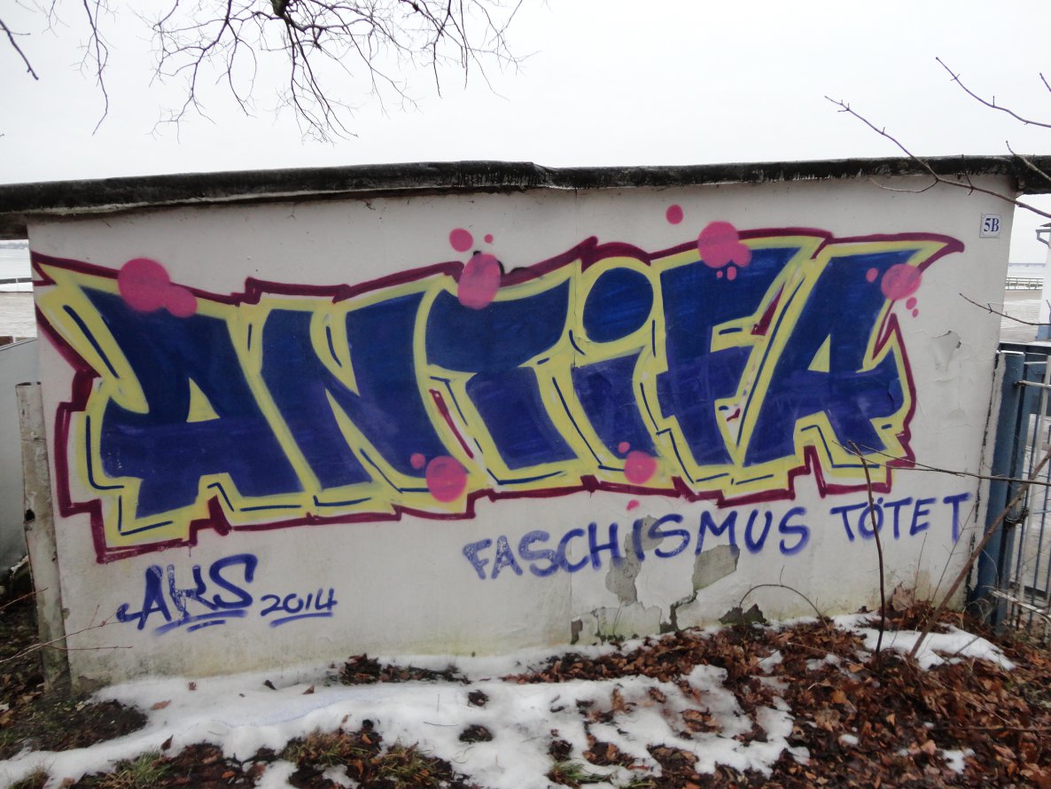 Graffiti Bombing in Stralsund - Photo by Tique - antifa, aks, faschismus (2014)