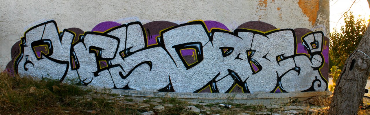 Graffiti Bombing in United Kingdom - Photo by TlsoneOrbs - orbs, ques (2013)