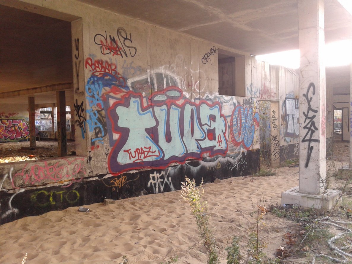 Graffiti Wall - Photo by TrashLife - tupacrew