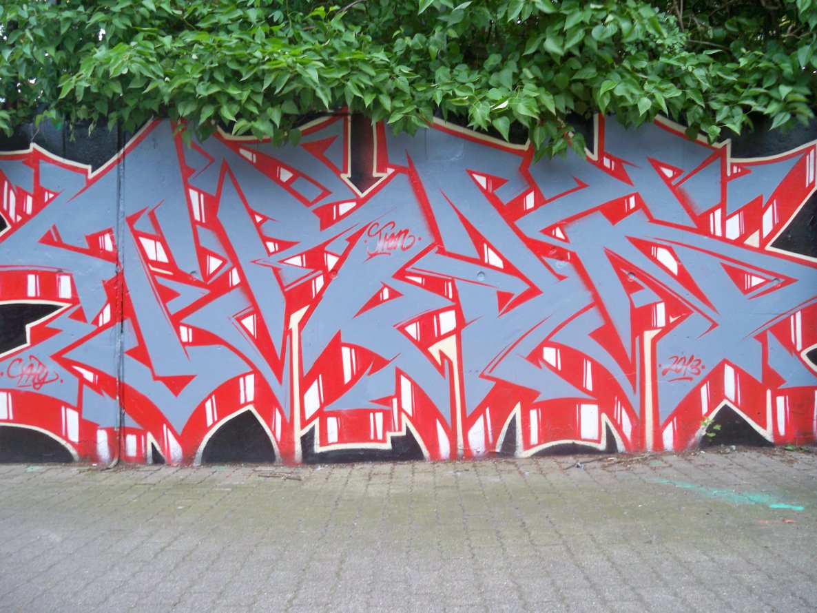 Graffiti Wall - Photo by Tron - Tron (2013)