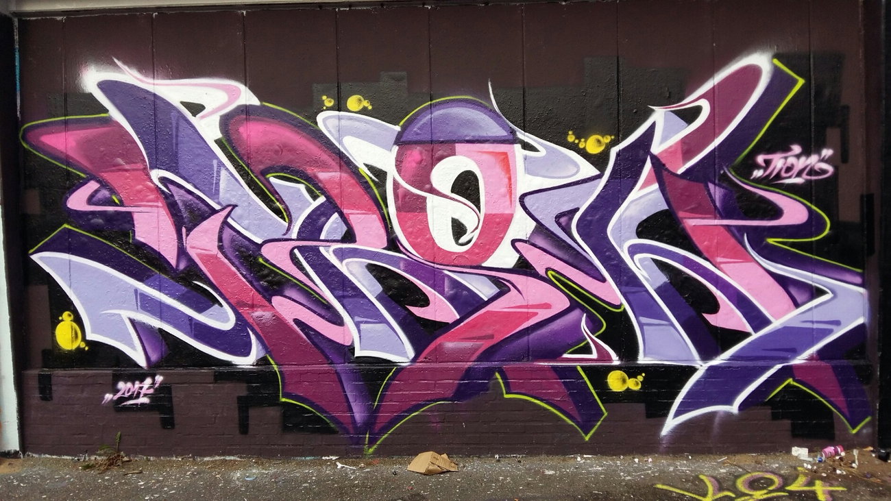 Graffiti Wall - Photo by Tron - Tron (2017)