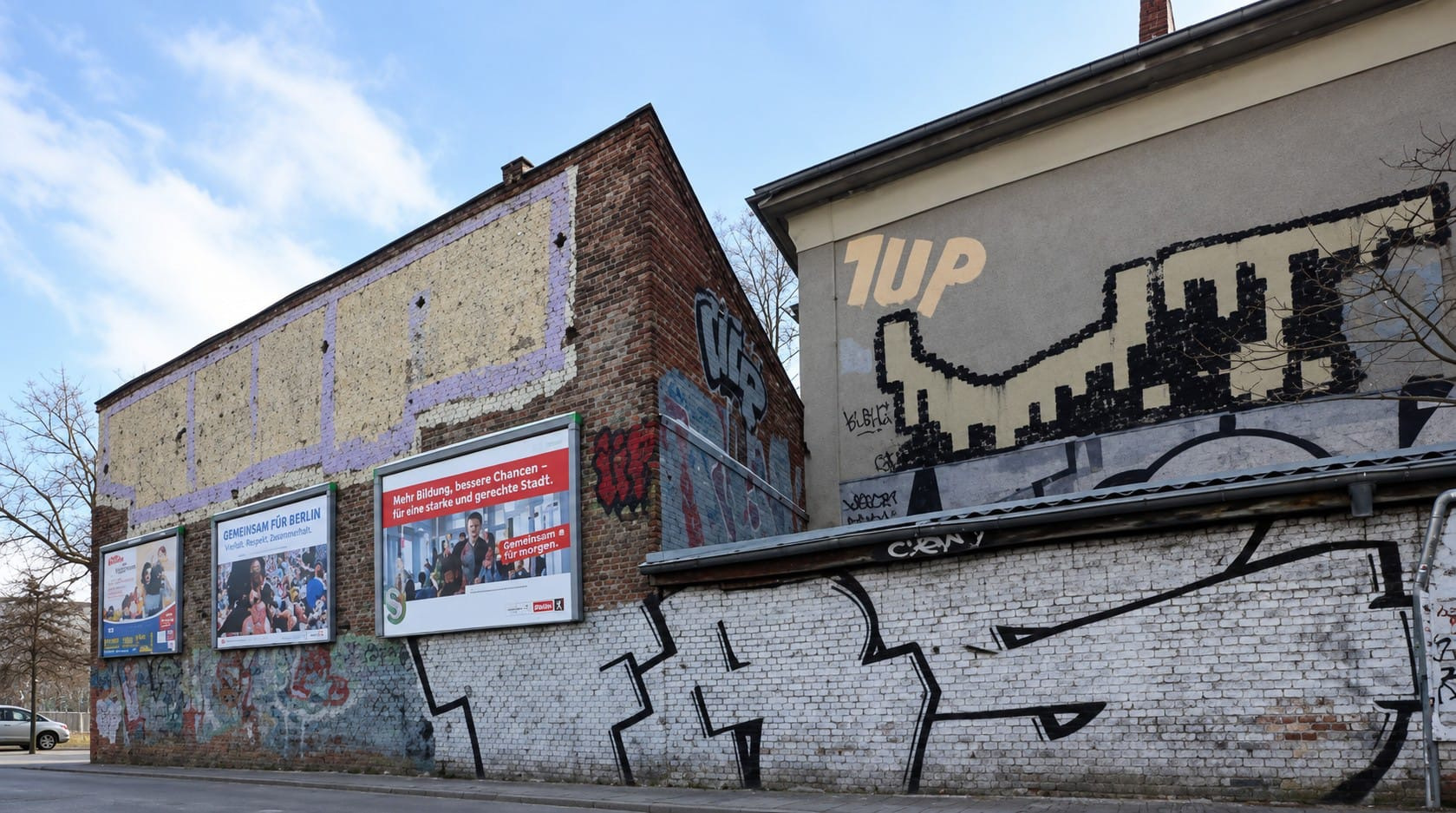 Graffiti Bombing in Berlin - Photo by Tysn - frs, freaks (2010)