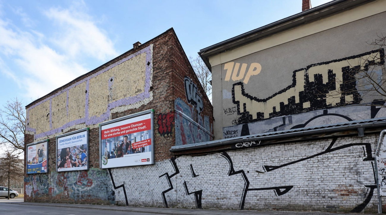Graffiti Bombing in Berlin - Photo by Tysn - frs, freaks (2010)