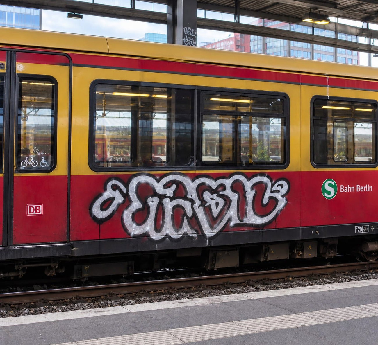 Graffiti Train in Berlin - Photo by Tysn - tysn, tysn666, frs (2012)