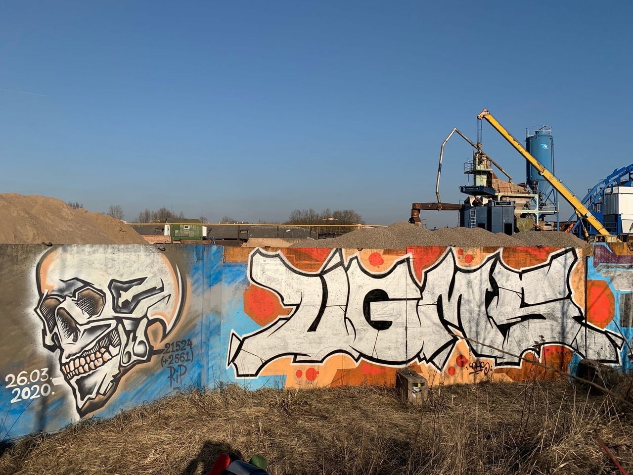 Graffiti Wall - Photo by UGMSquad - covid-19, line (2020)