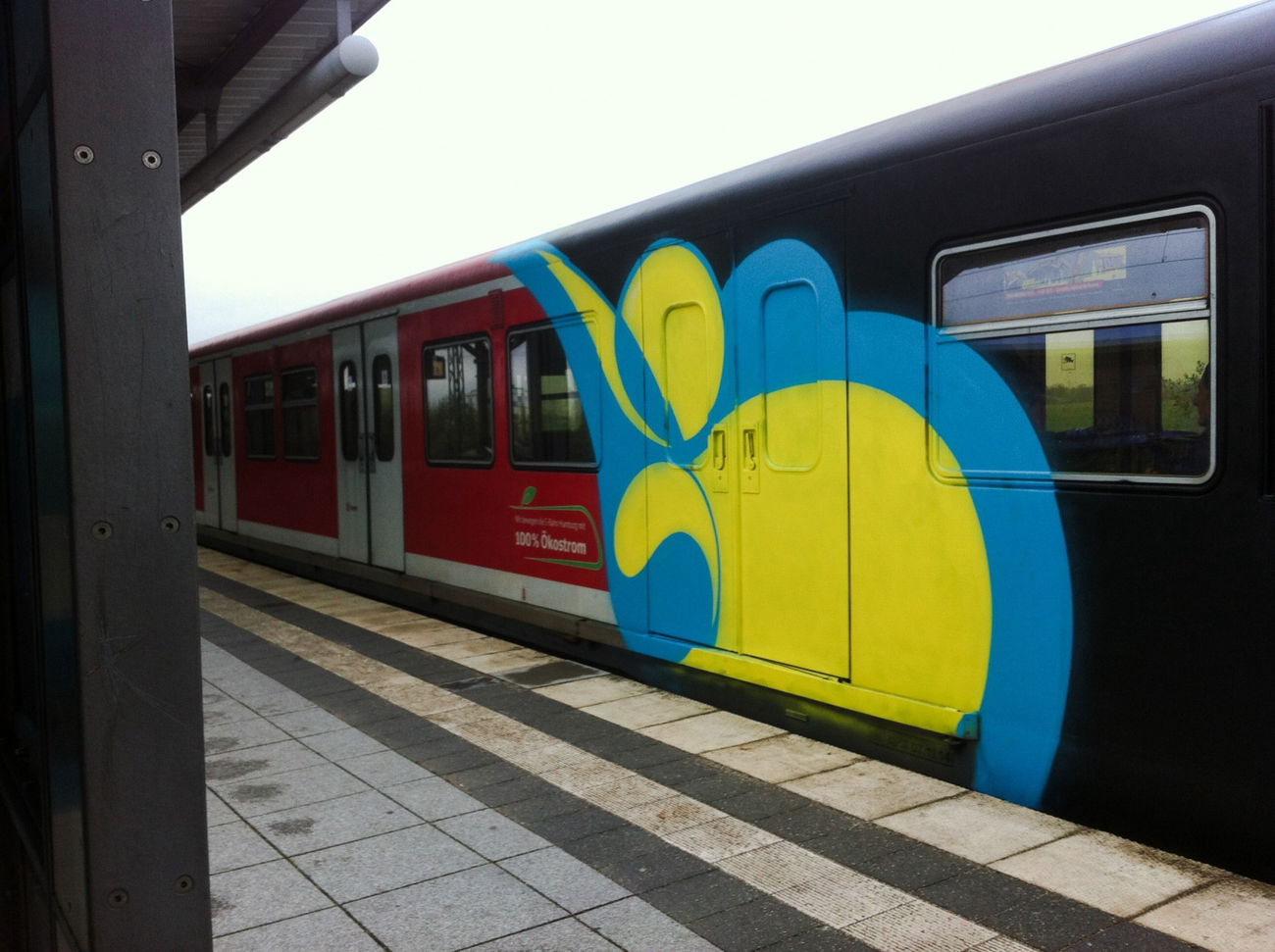 Graffiti Train in Hamburg - Photo by UHamburg (2015)