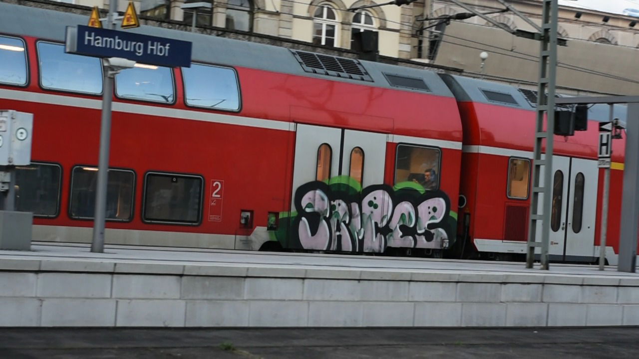 Graffiti Train - Photo by UnderColor - hamburg, train, zug