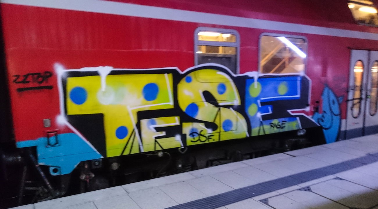 Graffiti Train - Photo by UnderColor - Tese, zztop, dsf