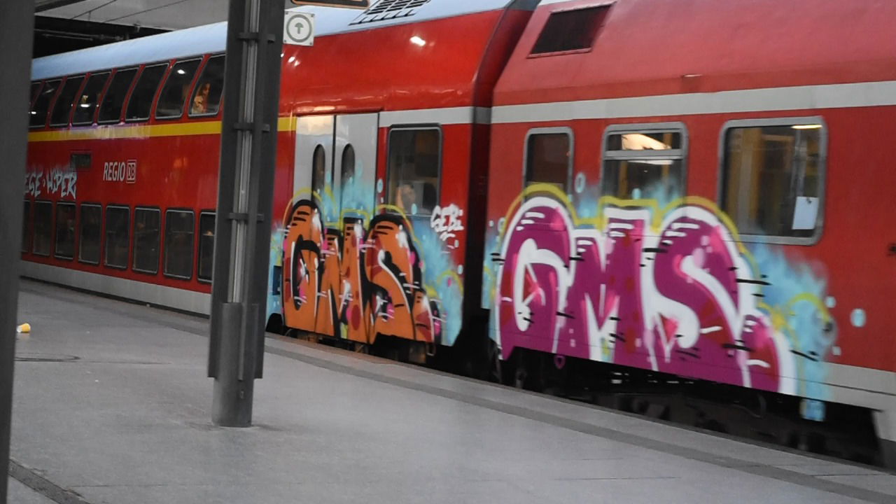 Graffiti Train - Photo by UnderColor - hamburg, train, zug